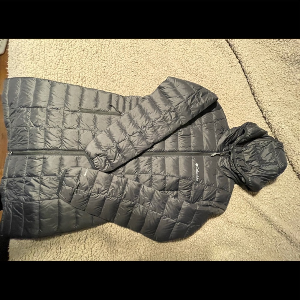 Women’s knee length fall/winter coat size small brand new without tags